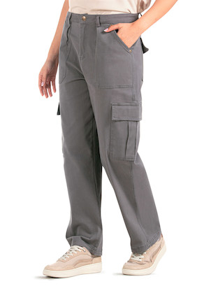 Pantalón de algodón y elastano, diseñado para la libertad de movimiento en actividades diarias.