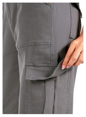 Pantalón casual gris con pespuntes visibles, añade carácter a un look funcional.