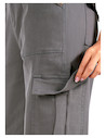 Pantalón casual gris con pespuntes visibles, añade carácter a un look funcional.