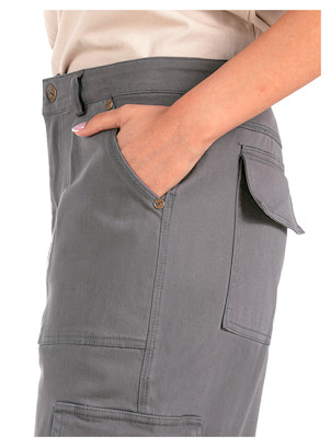 Pantalón de mujer con caída estructurada, combina comodidad y estilo en cualquier entorno.