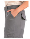 Pantalón de mujer con caída estructurada, combina comodidad y estilo en cualquier entorno.