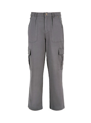 Pantalón gris cemento con múltiples bolsillos, perfecto para aventuras urbanas y naturales.