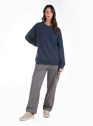 Pantalón gris casual para mujer, confeccionado en algodón y elastano, ideal para actividades al aire libre.