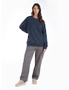 Pantalón gris casual para mujer, confeccionado en algodón y elastano, ideal para actividades al aire libre.