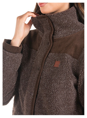 Chaqueta de poliéster morada con mangas largas y puños reforzados, combina resistencia y elegancia.