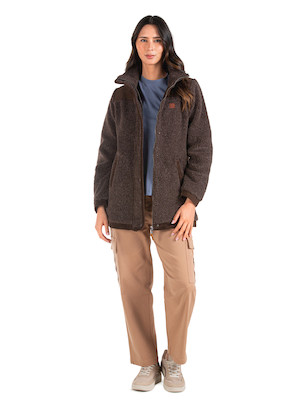 Chaqueta casual morada para mujer, confeccionada en poliéster, ideal para días fríos.