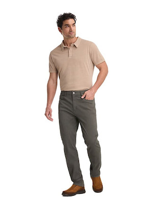 Pantalón casual para hombre en gris, tejido suave que garantiza comodidad y libertad de movimiento.