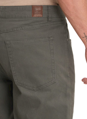 Pantalón gris stretch masculino con pretina y bolsillos funcionales, versátil y cómodo.