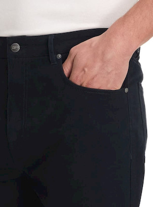Pantalón casual para hombre en navy, con bolsillos funcionales y tejido suave que asegura comodidad.