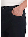 Pantalón casual para hombre en navy, con bolsillos funcionales y tejido suave que asegura comodidad.