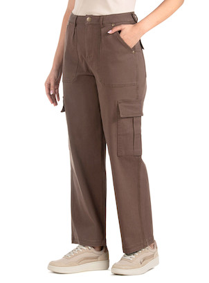 Pantalón cargo de algodón y elastano, perfecto para un look versátil y cómodo.