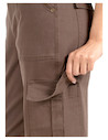 Detalle de la textura del tejido denso y resistente del pantalón casual.