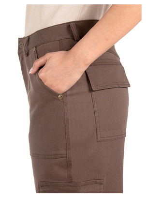 Pantalón de mujer en tono marrón tierra, con refuerzos en costuras para mayor durabilidad.