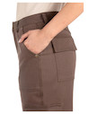 Pantalón de mujer en tono marrón tierra, con refuerzos en costuras para mayor durabilidad.