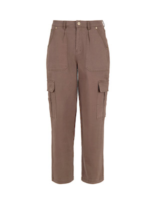 Vista lateral de pantalón cargo marrón con múltiples bolsillos funcionales.
