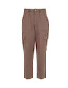 Vista lateral de pantalón cargo marrón con múltiples bolsillos funcionales.