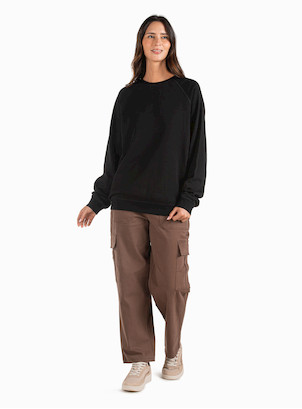 Pantalón cargo café de mujer, estilo casual, ideal para actividades al aire libre y uso diario.
