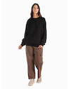 Pantalón cargo café de mujer, estilo casual, ideal para actividades al aire libre y uso diario.