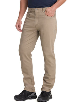 Pantalón de hombre en color beige, suave y cómodo, ideal para actividades cotidianas.