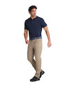 Pantalón casual para hombre en tono neutro, perfecto para combinar con diversas prendas.