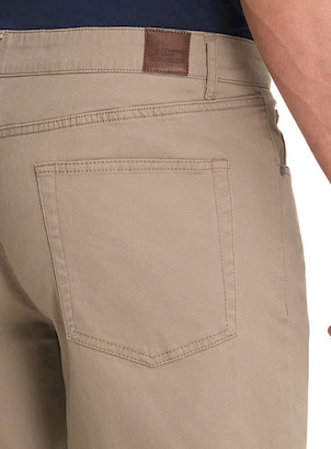 Pantalón stretch para hombre en color beige, con pretina y bolsillos funcionales.