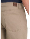 Pantalón stretch para hombre en color beige, con pretina y bolsillos funcionales.