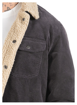 Detalles de la chaqueta que muestran los puños ajustables y prácticos bolsillos para mayor comodidad.