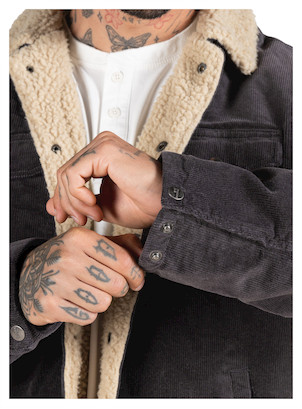 Chaqueta con forro de chiporro en tono natural, perfecta para un look casual y refinado.