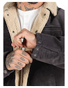Chaqueta con forro de chiporro en tono natural, perfecta para un look casual y refinado.