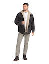 Chaqueta casual gris carbón para hombre, fabricada en 98% algodón y 2% spandex, ideal para aventuras urbanas.