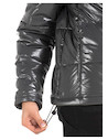 Enfoque en las costuras horizontales del acolchado de la parka gris, que aportan un toque distintivo.