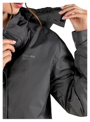 Vista lateral de la parka gris plomo oscuro, con costuras termoselladas y diseño funcional.