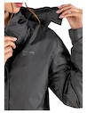 Vista lateral de la parka gris plomo oscuro, con costuras termoselladas y diseño funcional.