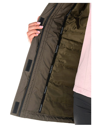 Parka casual de mujer en oliva, ideal para combinar con jeans y zapatillas o pantalones de corte recto.