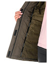 Parka casual de mujer en oliva, ideal para combinar con jeans y zapatillas o pantalones de corte recto.