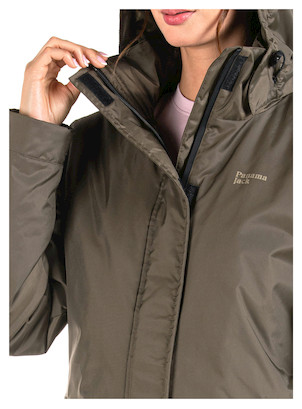 Parka de nylon para mujer en verde oliva, diseñada para ofrecer comodidad y protección ante el clima.