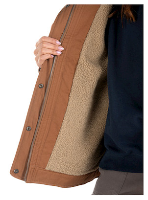 Chaqueta de mujer en color camel con dos bolsillos inferiores abiertos, práctica para llevar lo esencial.