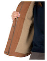 Chaqueta de mujer en color camel con dos bolsillos inferiores abiertos, práctica para llevar lo esencial.