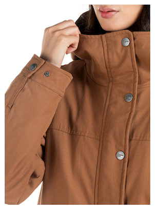 Chaqueta de mujer en color camel con cierre metálico frontal y broches, diseño funcional y outdoor.