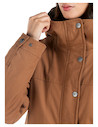 Chaqueta de mujer en color camel con cierre metálico frontal y broches, diseño funcional y outdoor.