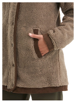Chaqueta con corte recto que ofrece comodidad y elegancia para el día a día.