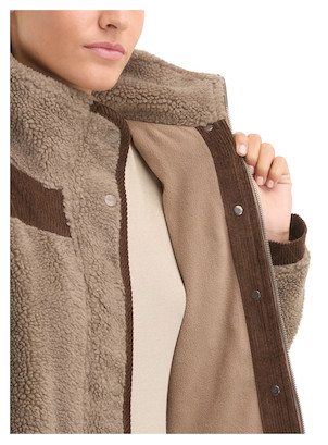 Chaqueta de poliéster con textura cálida, perfecta para el uso diario en invierno.