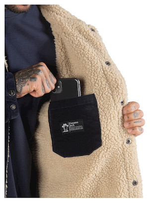 Bolsillos prácticos en la chaqueta azul, funcionalidad y estilo en una sola prenda.