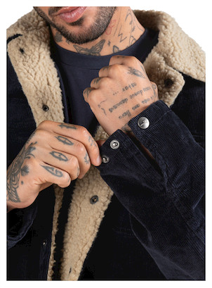 Diseño de chaqueta con corte recto y estructurado, adaptándose a cada movimiento.