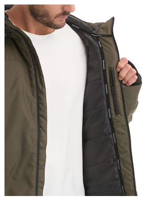 Parka de hombre color oliva, confeccionada en nylon ligero, perfecta para actividades al aire libre en invierno.