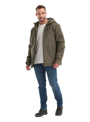 Parka de hombre color oliva, estilo casual, con cierre frontal completo y solapa interna para mayor aislamiento.