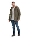 Parka de hombre color oliva, estilo casual, con cierre frontal completo y solapa interna para mayor aislamiento.