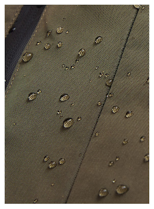 Parka de hombre en color oliva, diseño casual, fabricada en 100% nylon, ideal para climas fríos y húmedos.
