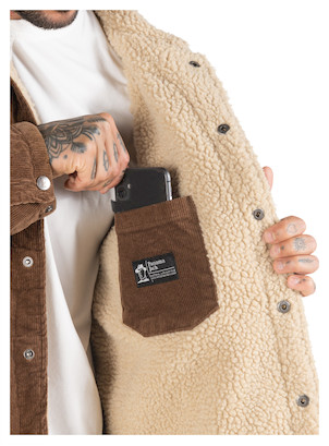 Textura resistente en marrón tabaco ideal para actividades al aire libre.