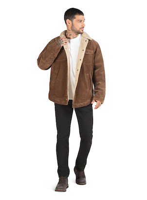 Chaqueta casual de hombre en color camel, confeccionada en suave pana de cordón fino.